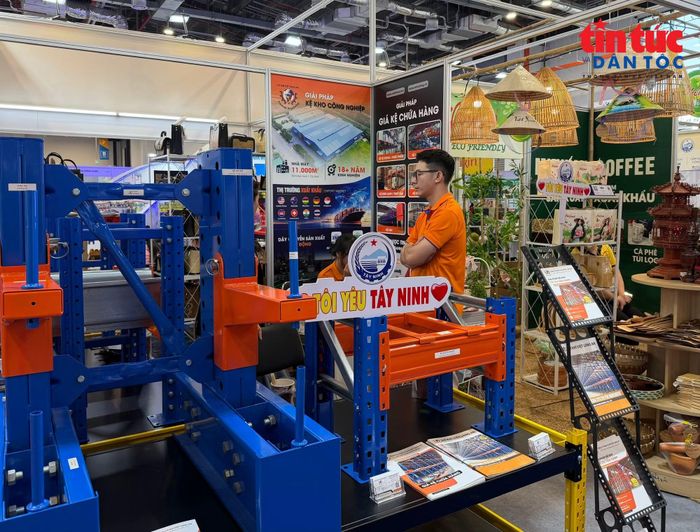 Tỉnh Tây Ninh có gian hàng giới thiệu ngành công nghiệp đến đông đảo khách tham quan.