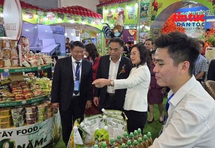 Bà Phan Thị Thắng, Thứ trưởng Bộ Công Thương, cùng các đại biểu tham quan các gian hàng tại hội chợ.