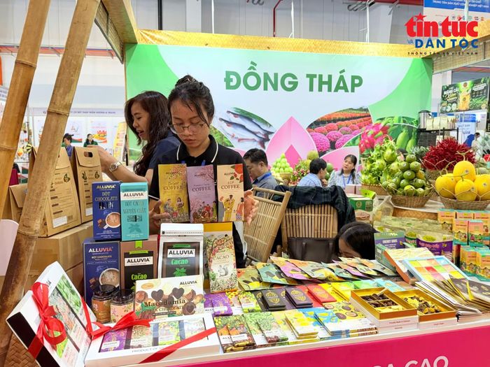 Doanh nghiệp giới thiệu nông sản, thực phẩm đến các đối tác và nhà phân phối tại hội chợ.