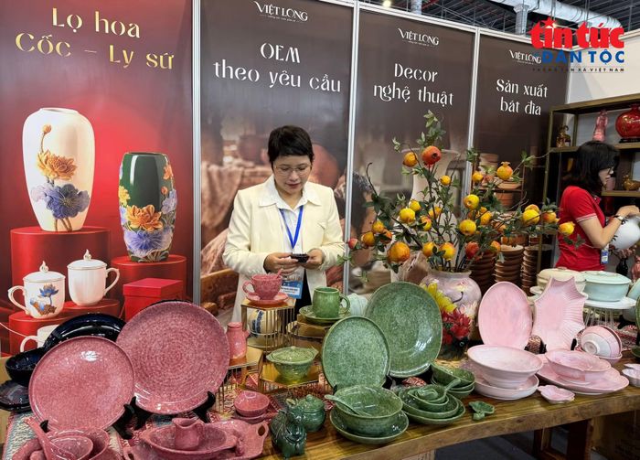 Các sản phẩm gốm sứ, mỹ nghệ được trưng bày nhằm tìm kiếm khách hàng, mở rộng thị trường.
