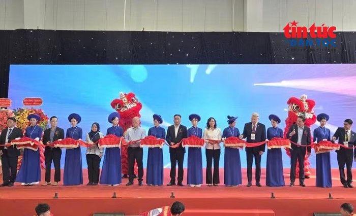 Ban tổ chức thực hiện nghi thức khai mạc Hội chợ hàng Việt Nam tiêu biểu xuất khẩu năm 2026 ngày 22/10.