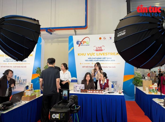 Hoạt động livestream tại hội chợ giúp doanh nghiệp quảng bá sản phẩm, tiếp cận thêm khách hàng trên nền tảng số.