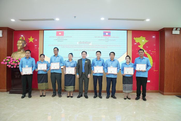 Trao bằng cho các học viên.