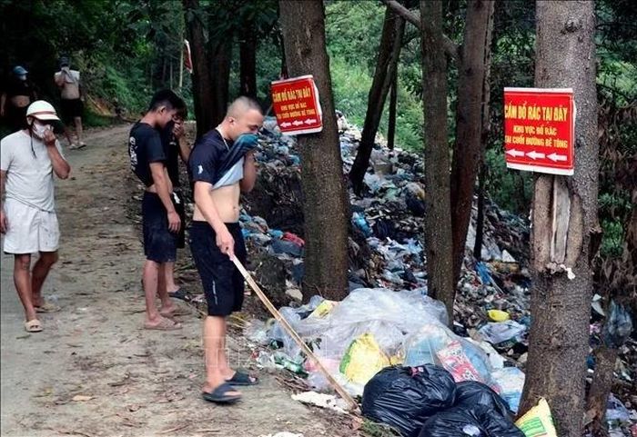 Dù đã có biển cấm đổ rác, rác thải sinh hoạt vẫn chất đống, tràn lan tại khu vực bãi rác thôn Cốc Pảng, xã Du Già.