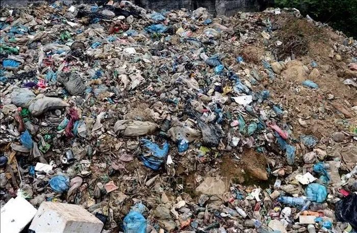 Rác thải sinh hoạt chưa qua xử lý được đổ trực tiếp tại bãi rác, phát sinh mùi hôi, ruồi nhặng, ảnh hưởng đến đời sống người dân thôn Cốc Pảng, xã Du Già.