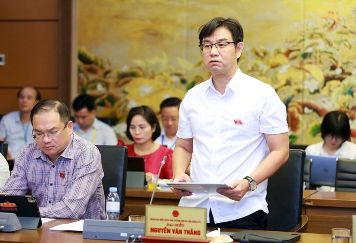 Đại biểu Nguyễn Văn Thắng phát biểu. Ảnh: Văn Tuyến