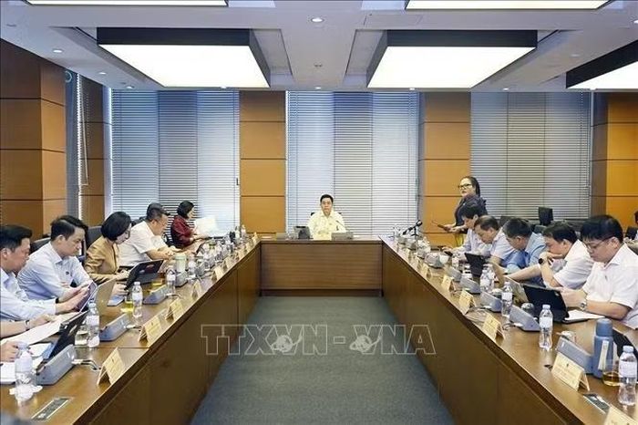 Đoàn đại biểu Quốc hội thành phố Huế và tỉnh Ninh Bình thảo luận ở tổ. Ảnh: Doãn Tấn/TTXVN