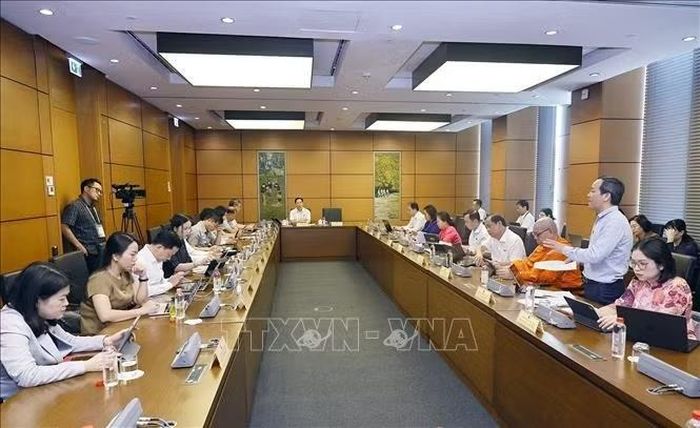 Đoàn đại biểu Quốc hội thành phố Cần Thơ và tỉnh Tuyên Quang thảo luận ở tổ. Ảnh: Doãn Tấn/TTXVN