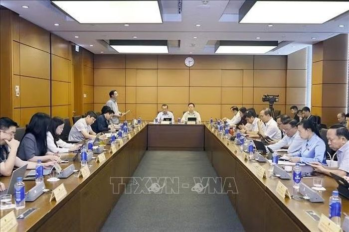 Đoàn đại biểu Quốc hội các tỉnh Hưng Yên và Tây Ninh thảo luận ở tổ. Ảnh: Doãn Tấn/TTXVN