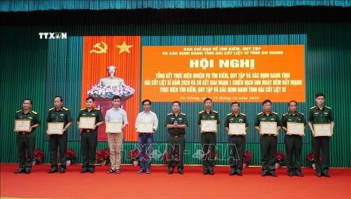 Thiếu tướng Nguyễn Văn Hùng, Chỉ huy trưởng Bộ CHQS tỉnh An Giang trao Bằng khen của UBND tỉnh tặng các tập thể, cá nhân.