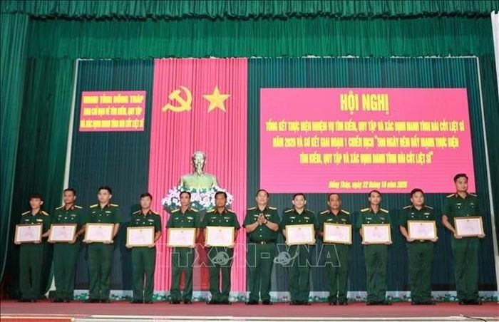 Các cá nhân có thành tích xuất sắc trong công tác tìm kiếm, quy tập và xác định danh tính hài cốt liệt sĩ trên địa bàn tỉnh nhận bằng khen của Chủ tịch UBND tỉnh.