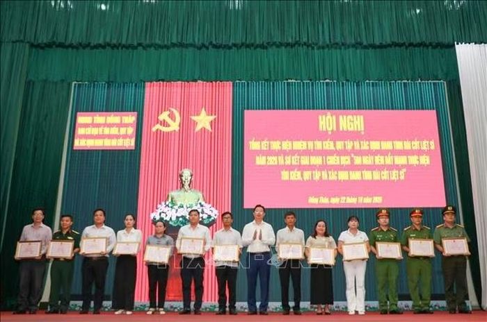 Tặng Bằng khen của Chủ tịch UBND tỉnh Đồng Tháp cho các cá nhân có thành tích xuất sắc trong công tác tìm kiếm, quy tập và xác định danh tính hài cốt liệt sĩ trên địa bàn tỉnh.