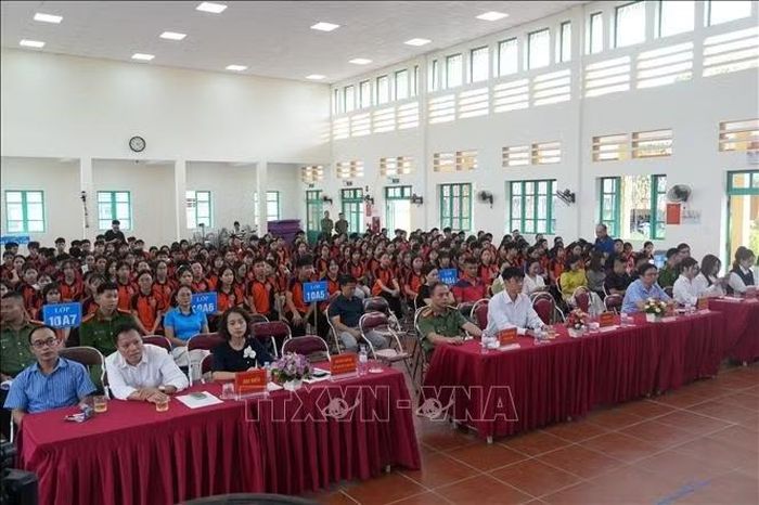 Các đại biểu và học sinh tham dự lễ phát động chiến dịch.