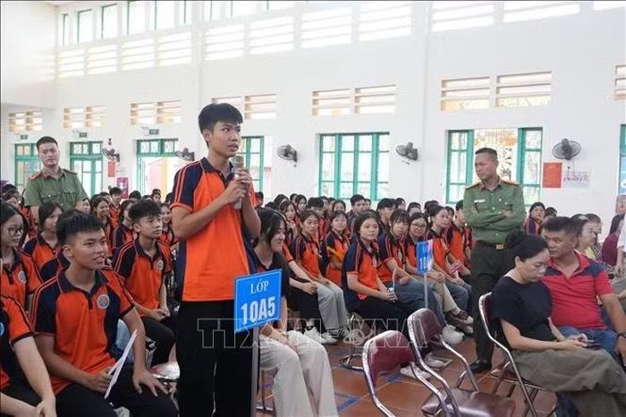 Học sinh giao lưu tại lễ phát động chiến dịch.