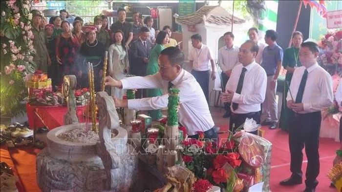 Các đại biểu dâng hương thành kính chiêm bái các bậc Tiên Thánh.