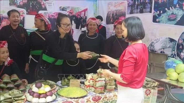 Du khách tham quan các gian hàng trưng bày sản phẩm địa phương.