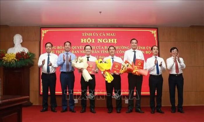 Lãnh đạo Tỉnh ủy, UBND tỉnh trao quyết định của Chủ tịch UBND tỉnh và tặng hoa chúc mừng các đồng chí được điều động, bổ nhiệm.