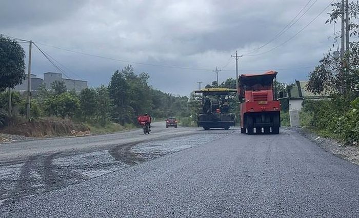 Lớp bê tông nhựa được rải đều trên bề mặt, sau đó trải qua quá trình lu lèn để tạo độ phẳng và hoàn thiện kết cấu.
