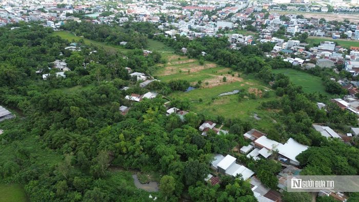Dù được quy hoạch từ lâu, tiến độ triển khai dự án khu đô thị Đại học Huế vẫn còn nhiều vướng mắc, trong đó có công tác giải phóng mặt bằng và bố trí tái định cư cho các hộ dân bị ảnh hưởng.