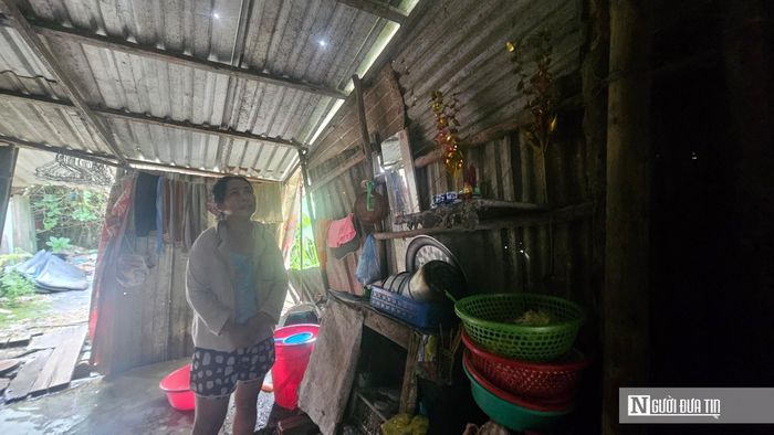 Căn nhà tạm bợ, kết cấu không bảo đảm khiến gia đình chị Dảnh luôn nơm nớp lo sợ mỗi khi mưa bão. Mong muốn lớn nhất của gia đình cũng như nhiều hộ dân trong vùng dự án là sớm được bố trí tái định cư để ổn định cuộc sống.