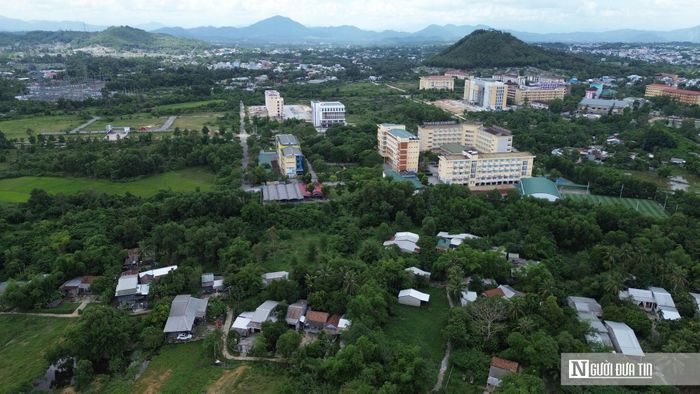 Dự án đền bù giải phóng mặt bằng của khu đô thị Đại học Huế được Bộ Giáo dục và Đào tạo phê duyệt chủ trương đầu tư vào cuối tháng 8/2018 với tổng mức đầu tư hơn 119 tỷ đồng từ ngân sách Nhà nước. Mục tiêu là di dời dân cư ra khỏi các khu quy hoạch và cơ sở nội thành của Đại học Huế, thời gian thực hiện từ năm 2020 – 2022 với nguồn vốn được bố trí trung hạn là 108 tỷ đồng.