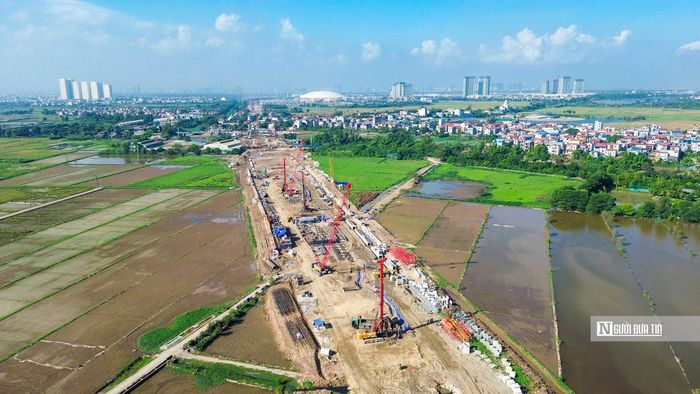Dự án đầu tư xây dựng tuyến đường kết nối sân bay Gia Bình với Thủ đô Hà Nội với chiều dài 13,55km gồm 7km làm mới và 6,55km đi trùng với các tuyến cao tốc hiện hữu sẽ được nâng cấp mở rộng lên 120m. Tổng diện tích sử dụng đất khoảng 289,87ha.