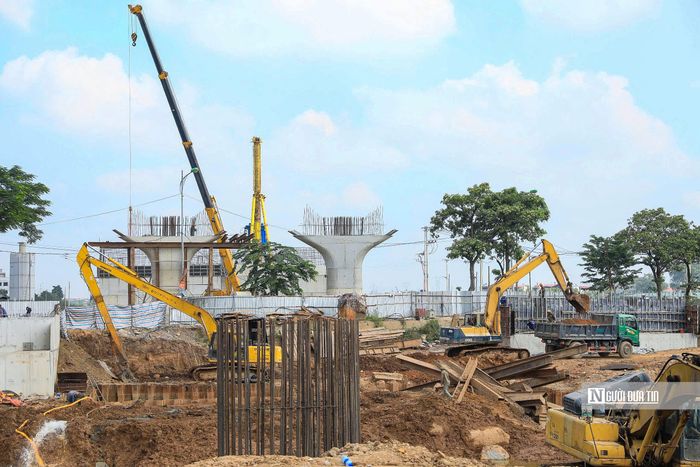 Những trụ cầu vượt sông Ngũ Huyện Khê đã cơ bản hoàn thành.