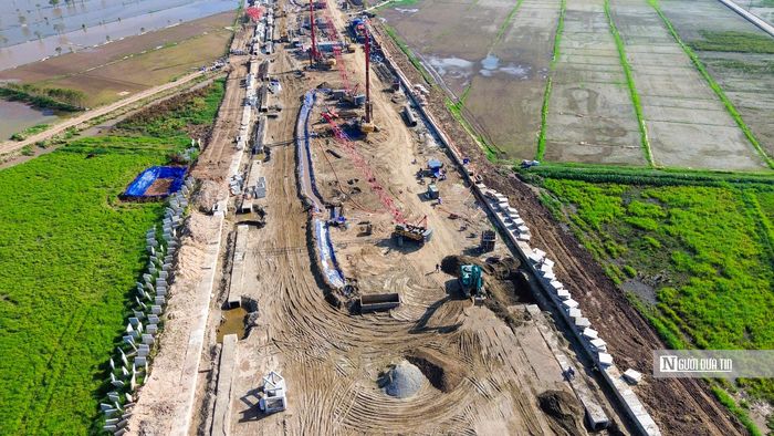Theo ghi nhận, máy móc và nhân lực được nhà thầu chia thành nhiều mũi thi công trải đều toàn tuyến.