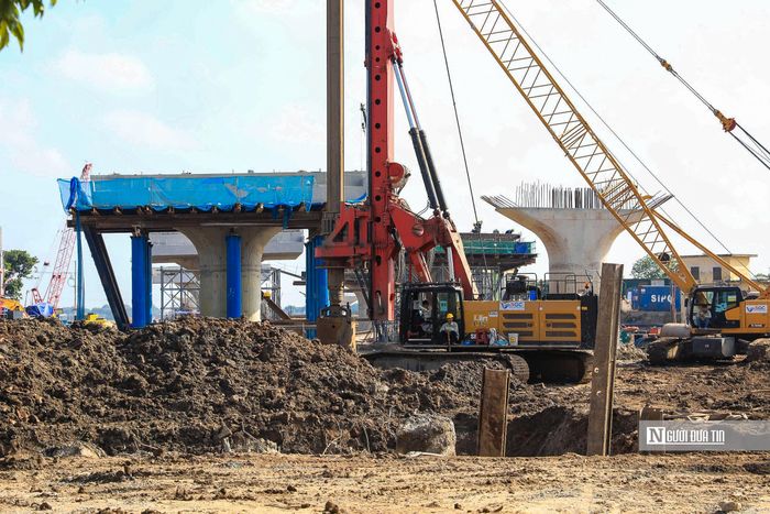 Hình ảnh thi công khoan cọc nhồi đường dẫn cầu Tứ Liên đoạn qua quốc lộ 3.