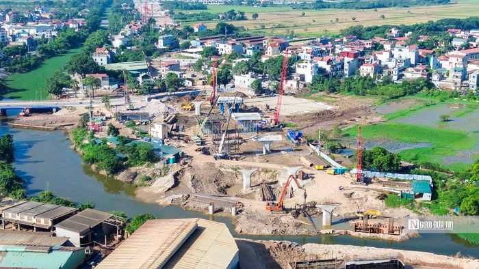 Công việc được công nhân tiến hành khẩn trương để bảo đảm tiến độ công trình.