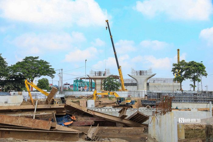 Ngoài ra, dự án sẽ xây dựng 2 nhánh rẽ trực tiếp từ cao tốc Hà Nội - Thái Nguyên/Vành đai 3 lên đường dẫn cầu Tứ Liên, gồm 3 làn xe/nhánh, rộng 14m, dài 2,5km giúp kết nối Sân bay Gia Bình và cầu Tứ Liên.