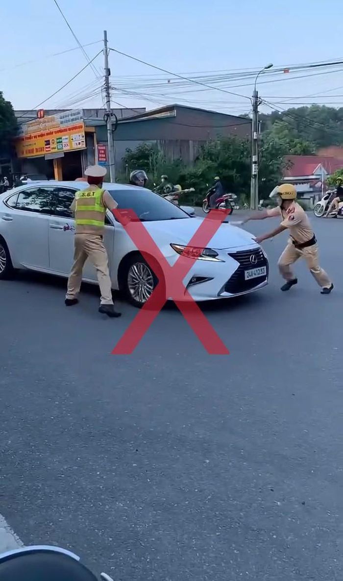 Nữ tài xế điều khiển xe Lexus tiến lên, lùi lại rồi tăng ga bỏ chạy. (Ảnh cắt từ clip vi phạm)
