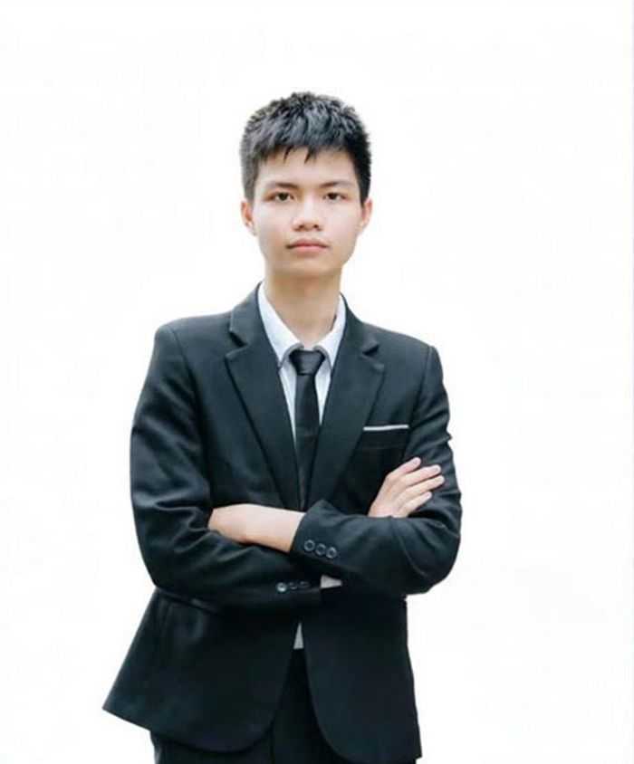 Em Lê Bá Tuấn Việt giành 2 tấm Huy chương Vàng quốc tế môn Vật lý và Thiên văn học. Ảnh: Báo Ninh Bình.