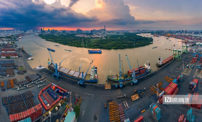 Cảng Sài Gòn mỗi ngày đón hàng trăm chuyến hàng vận tải bằng đường thủy.