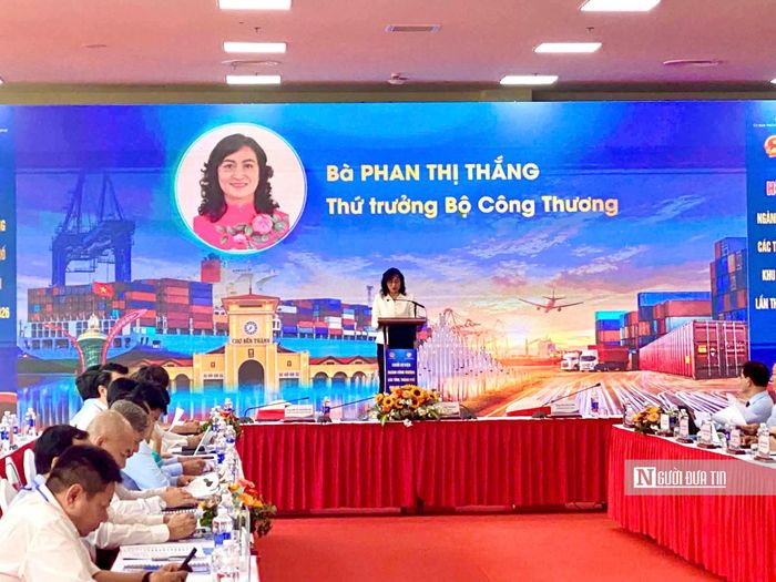 Thứ trưởng Bộ Công Thương Phan Thị Thắng phát biểu chỉ đạo.