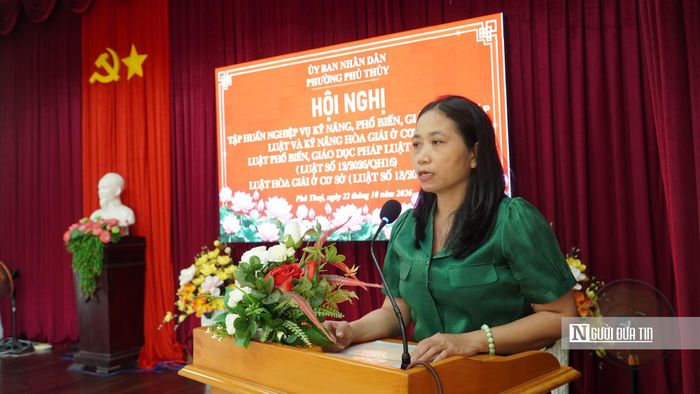 Luật gia Cao Thị Ngọc Trinh, Phó Chủ tịch Hội Luật gia tỉnh Lâm Đồng phát biểu khai mạc.