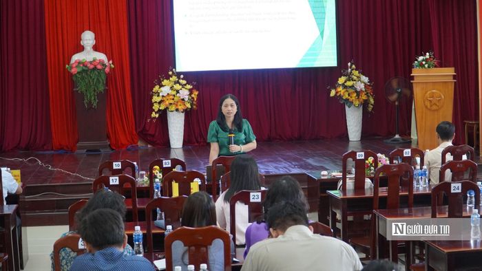 Luật gia Cao Thị Ngọc Trinh, Phó Chủ tịch Hội Luật gia tỉnh Lâm Đồng tập huấn kỹ năng hòa giải ở cơ sở tại phường Phú Thuỷ.