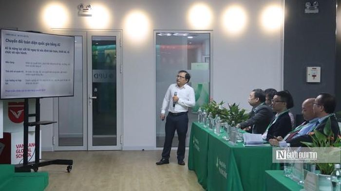 TS. Trần Anh Tú trình bày về Chính sách và Chiến lược quốc gia về trí tuệ nhân tạo (Ảnh: Quốc Tiệp).