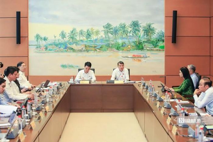 Quang cảnh phiên họp tại tổ 3 (Ảnh: Hữu Thắng).