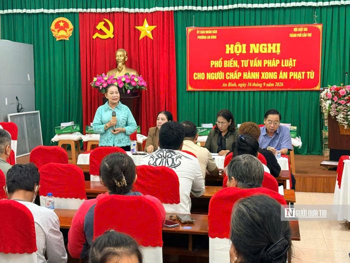 Bà Nguyễn Thuý Hằng, Chủ tịch Hội Luật gia Tp.Cần Thơ phát biểu tại hội nghị diễn ra tại phường An Bình.