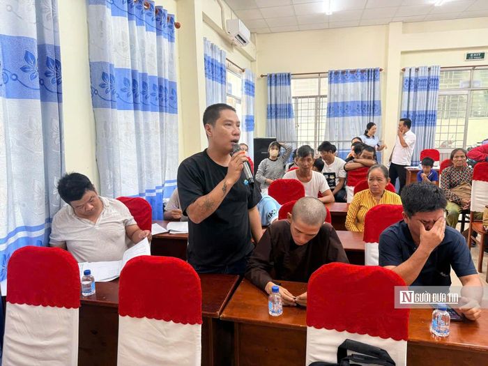 Người dân phát biểu ý kiến tại hội nghị.