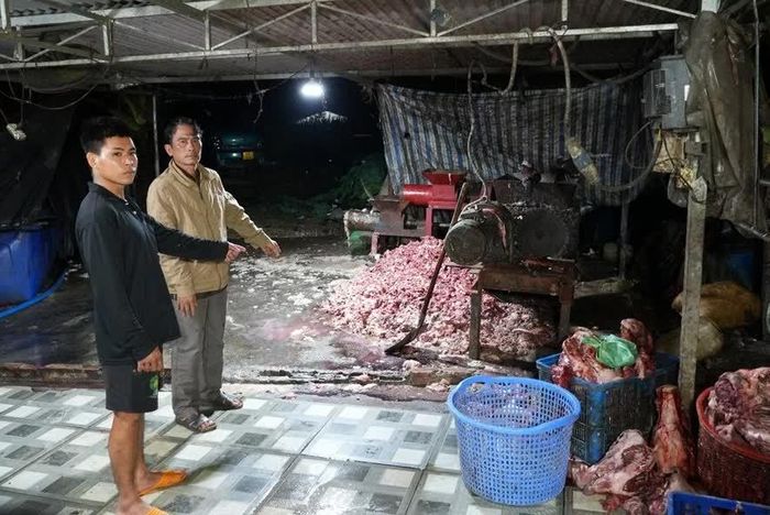 Đối tượng Trần Văn Hùng (mặc áo khoác vàng) cùng tang vật.