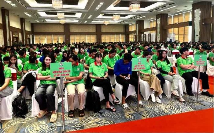 Sinh viên, học sinh các khóa tham dự buổi lễ.