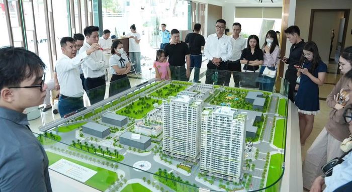 Người mua nhà thận trọng trước áp lực giá bán và lãi suất vay cao. Ảnh: M.V.