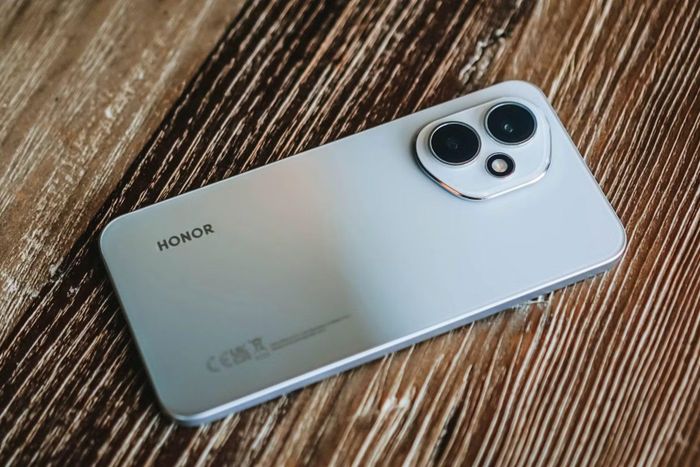 Honor 400 5G được trang bị camera chính 200 MP, hỗ trợ chống rung quang học OIS. Ảnh: GadgetMatch.