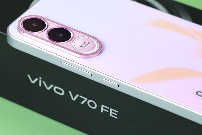Cụm camera sau của vivo V70 FE 5G với camera chính độ phân giải 200 MP, hỗ trợ chống rung quang học OIS. Ảnh: TGDD.