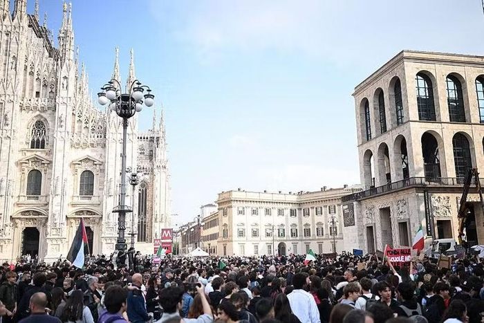 Ngày 16/10, khoảng 100 nghìn người Italy đã biểu tình tại hơn 40 thành phố. Ảnh: World Socialist.