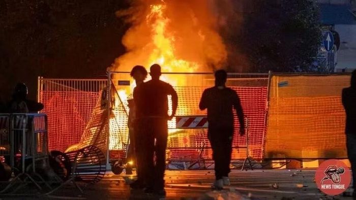 Người biểu tình quá khích đốt phá trên đường phố. Ảnh: QQnews.
