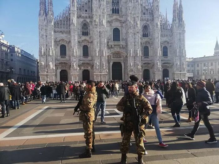 Quân đội được triển khai tới Milan hỗ trợ giữ trật tự, bảo vệ các cửa hàng. Ảnh: Reuters.