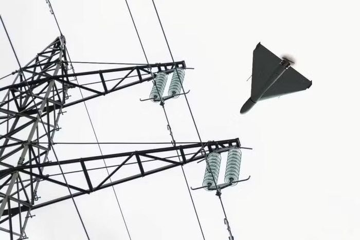 Một chiếc Geran-4 đang lao vào một cột điện cao thế của Ukraine. Ảnh: QQnews.